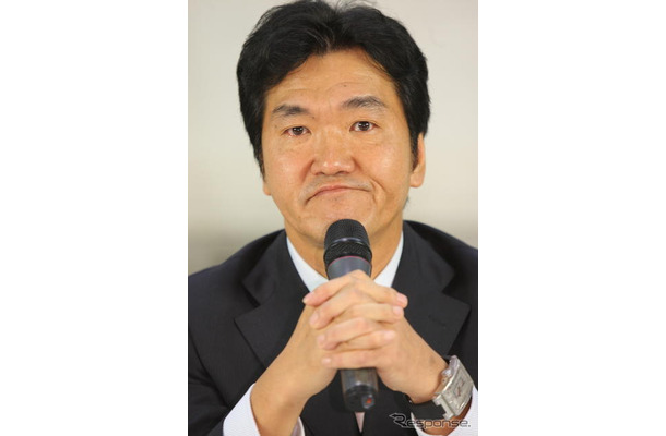 島田紳助引退会見。会見で苦渋の表情を浮かべる島田紳助氏