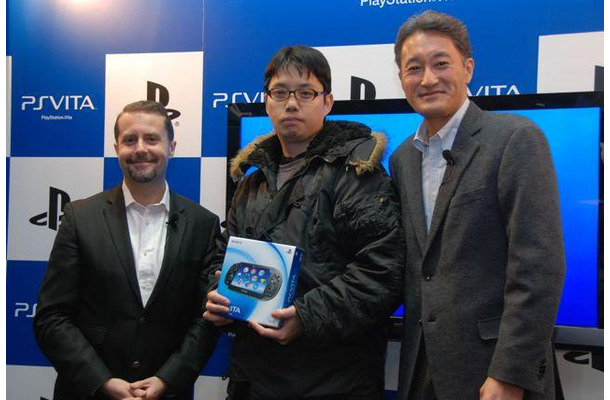 PlayStationVita、渋谷のカウントダウンイベントではSCEハウス社長・平井会長が訪れ本体を手渡し  