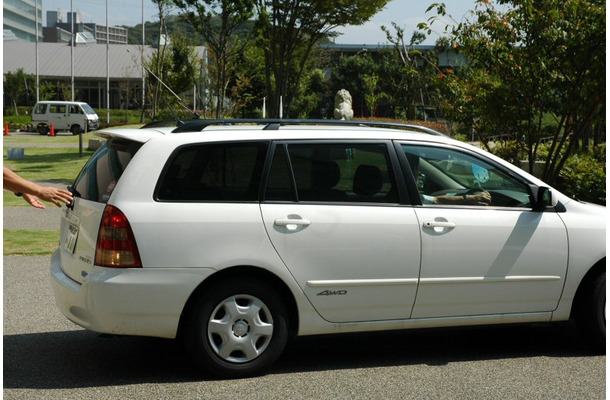 電界強度などの測定には、専用の電測車が使われている。これでエリア内を走り回る