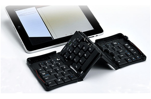 「Bluetooth折りたたみキーボード」（型番：EEA-YW0499）をWに折りたたむイメージ（iPadは別売）
