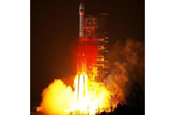 中国のロケット長征で打ち上げられる北斗の衛星