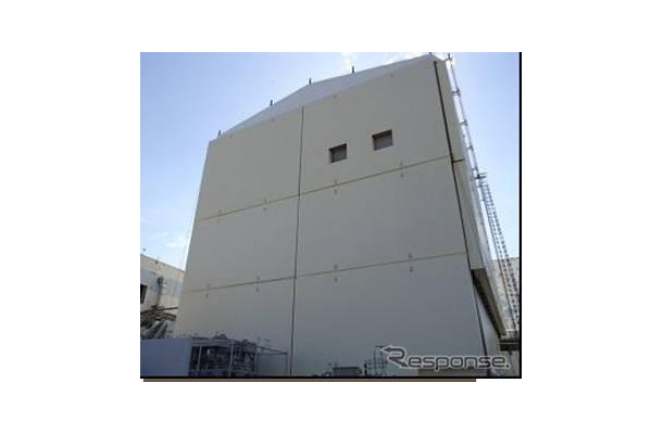 放射性物質拡散を抑制する取り組みで、崩壊した原子炉建屋をカバーする（1号機）