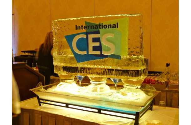 CES Unveiled会場ではアルコールなども振る舞われ、フランクな雰囲気の中で展示が行われる