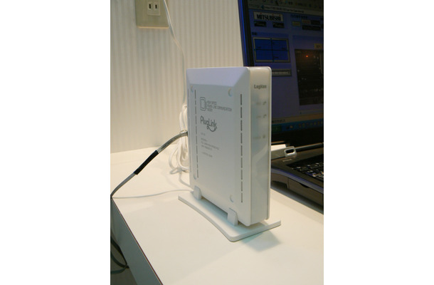 　幕張メッセにて開催されているCEATEC JAPAN 2006にて、ロジテックのPLC対応電力線イーサネットアダプタの実働デモが、三菱マテリアルのブース内にて公開されている。