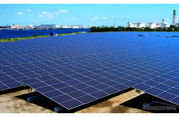 太陽光発電の例（写真：川崎市臨海部に建設された「扇島太陽光発電所」）