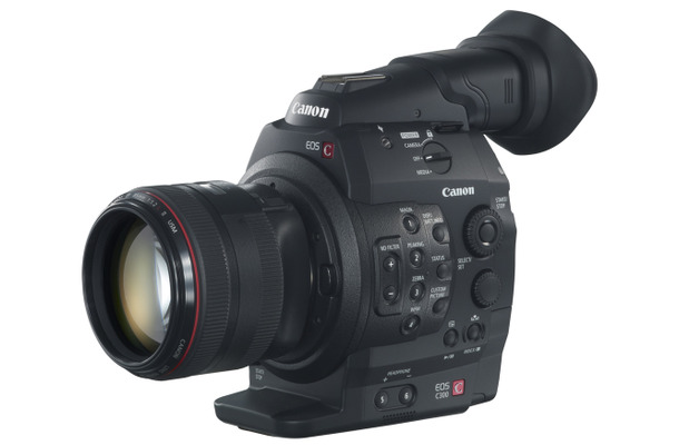 「EOS C300」のレンズ装着イメージ