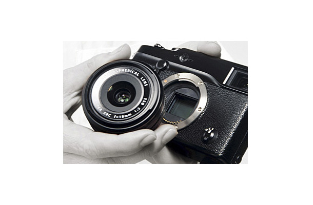 「FUJIFILM X-Pro1」のレンズ交換のイメージ（レンズは別売）