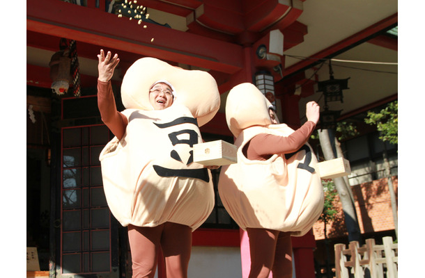 「豆マン」となり、豆まきをするサンドウィッチマンの2人