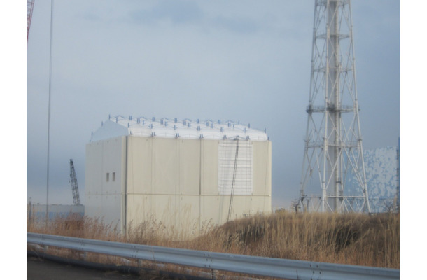 免震重要棟裏より1号機原子炉建屋を臨む（1月9日撮影）