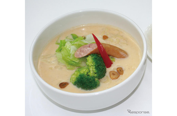 朝霧高原の牛乳を使った「朝霧高原のミルクラーメン」（東名・富士川SA下り）