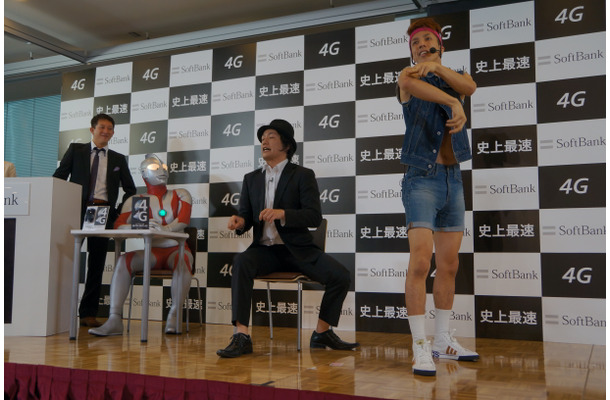 超高速で 右ひじ左ひじ を披露 Softbank 4g開始イベントでよしもと芸人が高速ネタに挑戦 Rbb Today