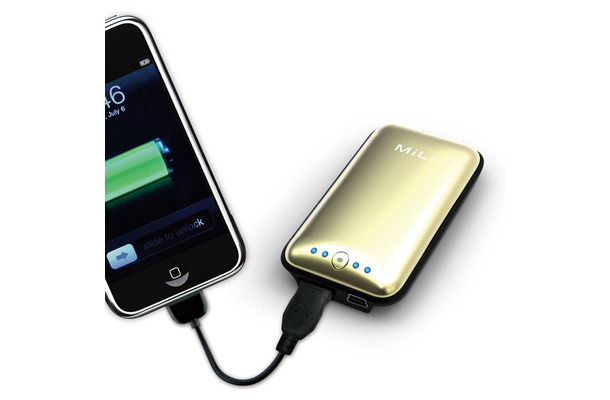 「MiLi Power Miracle」（型番：HB-B20）のスマートフォンを充電する利用イメージ