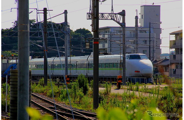 新下関駅在来線ホームから見る100系4両編成。テールランプが灯る。