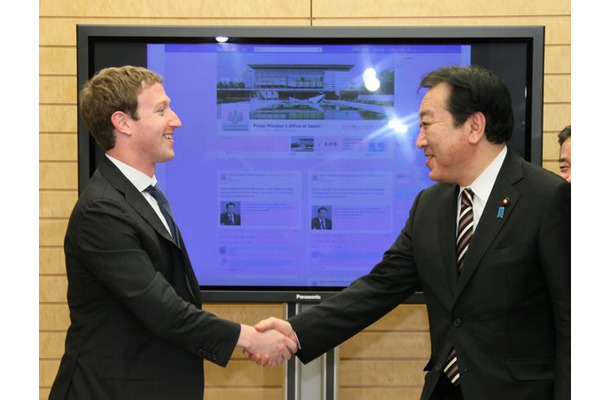 野田首相と握手をするFacebookのマーク・ザッカーバーグCEO