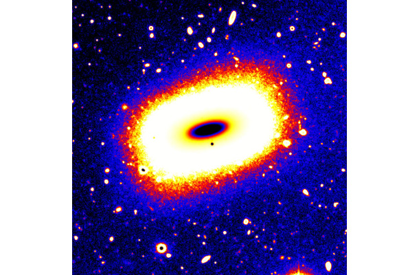 すばる望遠鏡で撮影された「長方形銀河」LEDA 074886 の擬似カラー画像。