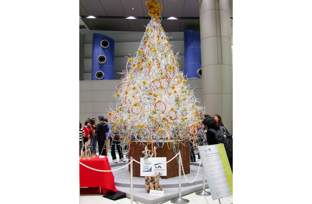 約2,000個のCPUを使って飾り付けられた全長約5mのクリスマスツリー。ワイヤレス環境を表現するために細かく張った枝が特徴的な“からたち”という植物を使用したという