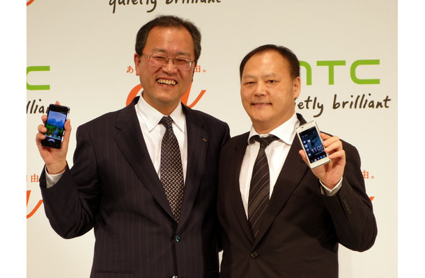 KDDIの田中孝司社長（左）とHTCのPeter Chou（ピーター・チョウ）CEO