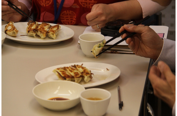 餃子試食中