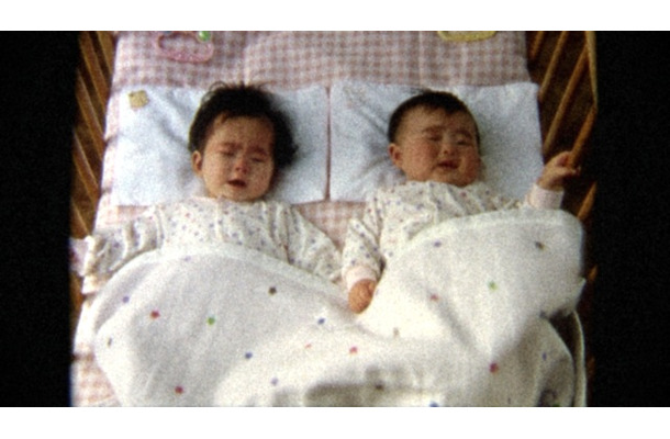 吉高由里子に双子の姉がいる？　ベビーベッドで枕を並べる2人の赤ちゃんは誰？（撮影現場から入手した画像）