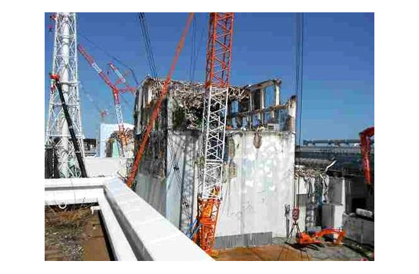 4号機原子炉建屋上部における瓦礫撤去の状況、南西面（3月20日撮影）
