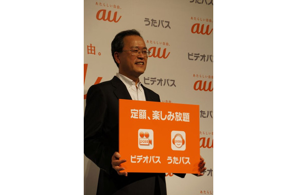 フォトセッションに応じる田中社長