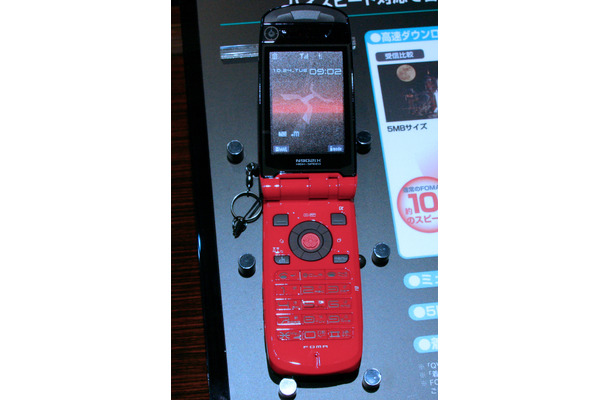 　NTTドコモは、HSDPAに対応した携帯電話「N902iX HIGH-SPEED」の新色「メテオレッド」の発売日を8日に決定した。