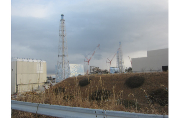 免震重要棟裏より2・3号機原子炉建屋を臨む（1月9日撮影）