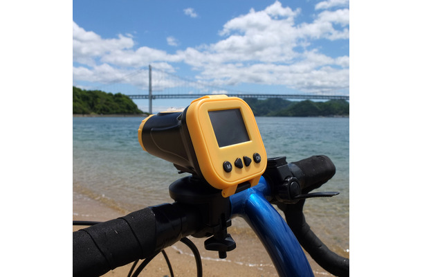 「20M防水FULLHDビデオカメラ」（型番：WP2MHDVR）を自転車に装着したイメージ