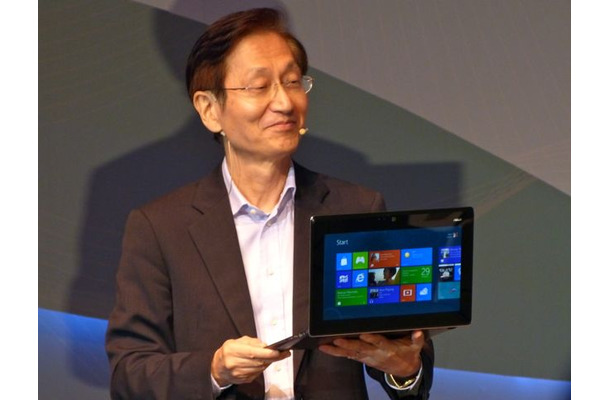 天板の外側部分にもディスプレイを搭載し、閉じるとタブレットのように使えるノートPC「TAICHI」を発表するASUSTeK ComputerのJonney Shih会長
