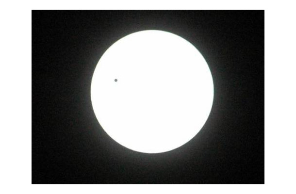 宮崎県宮崎市で、午前9時40分に撮影された金星の太陽面通過の写真