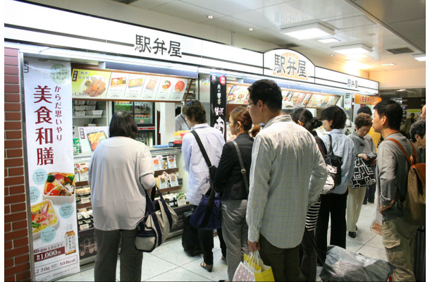 東京駅にある「駅弁屋」。平日でも混んでいますね～