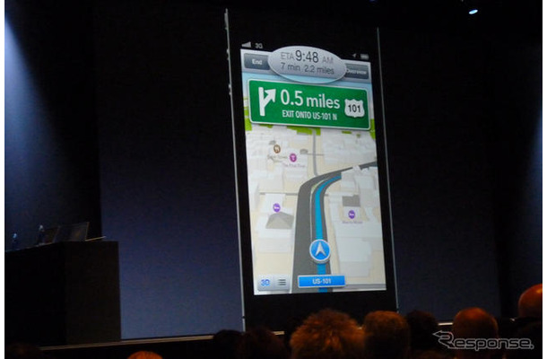 アップルの開発者向けイベントWWDC 2012（Apple World Wide Developpers Conference 2012）の基調講演、iOS 6のプレゼンテーションの様子。