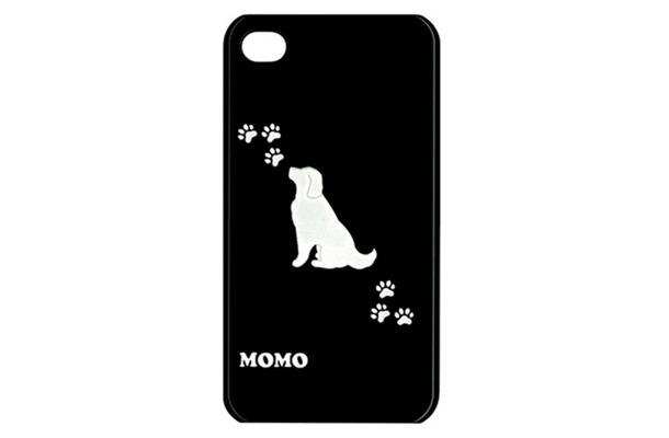 「スマートフォン名入れケース（ドッグ）」のイメージで犬種は「ゴールデンレトリバー」・刻印例は「MOMO」