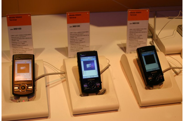 M-8100。音声部分は普通の携帯電話だが、WiMAX搭載でデータ通信が速い