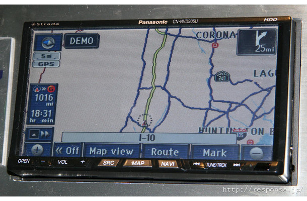 　PNDばかりがナビではないと、パナソニックは2000ドルクラスのハイエンドHDDナビを「strada」ブランドで北米市場へ投入する。CES 2007に展示されたのは『905U』。
