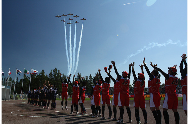 世界女子ソフトボール選手権大会決勝戦。カナダ空軍アクロバットチーム、スノーバーズのデモ飛行