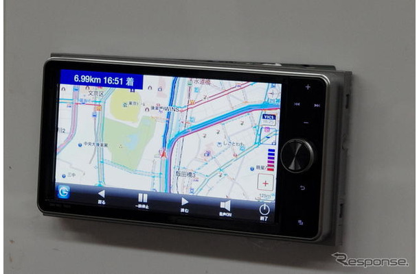 スマートフォンのナビアプリを表示するディスプレイオーディオ（写真：トヨタ純正オプション DAN-W62）