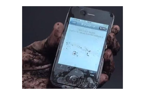 泥汚れの手でiPhoneを操作するイメージ