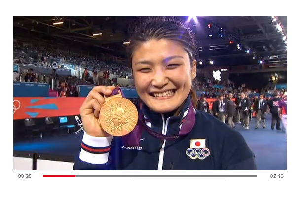 金メダルを披露して笑顔を見せる伊調馨選手