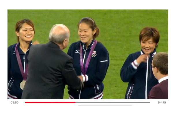 銀メダルを授与される澤穂希選手