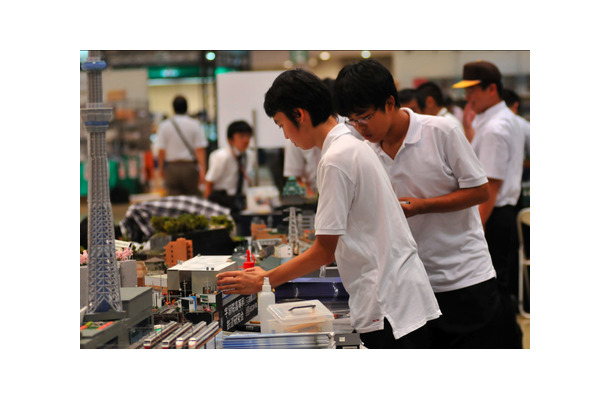 ジオラマを展示学生