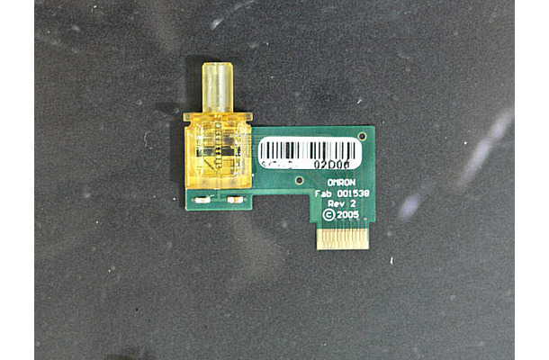 　オムロンのブースでは、HDMI映像をマルチモード光ファイバ1本で300〜400メートル伝送するというCWDM用のサブアセンブリ製品が展示されている。光ファイバにすることで、メタルケーブルに比べ信号の減衰が少なくすることができ、より長い距離が接続できる。