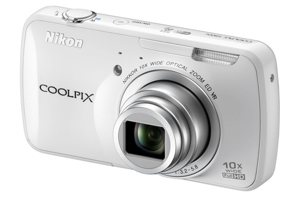 「COOLPIX S800c」ホワイト