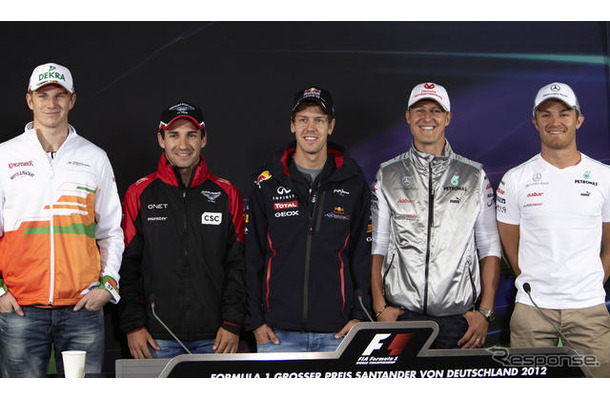ベッテルらとともに撮影に応じるミハエル・シューマッハ（メルセデスAMG）