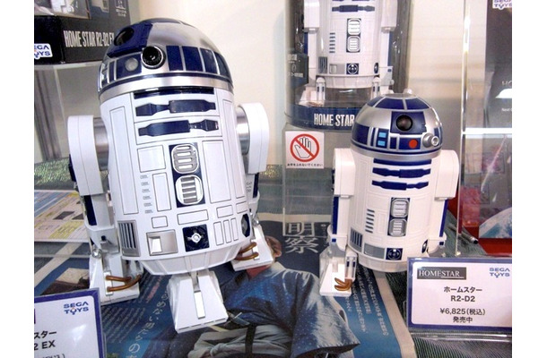 セガトイズ/ホームスターR2-D2 EX（向かって右）とセガトイズ/ホームスターR2-D2