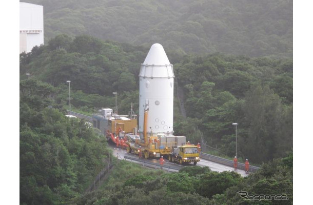 大型ロケット組立棟に移動する「こうのとり」3号機