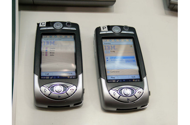 オーストラリアで契約した2台の携帯電話。画面はプレゼンスサーバからユーザリストを取得して招待しているところ