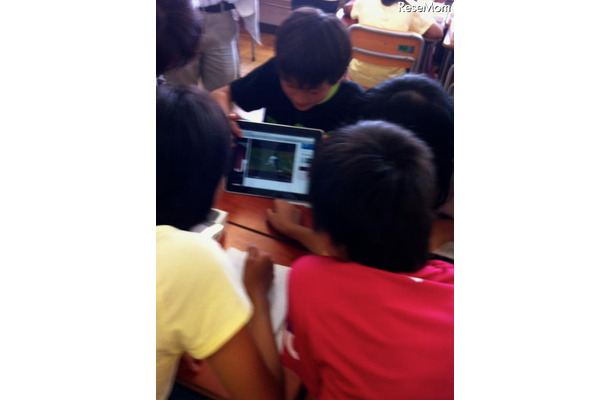写真1　iPadを活用し、協働で学習を進める子どもたち