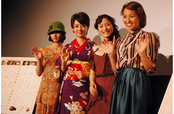 石原さとみ、水崎綾女、橋本愛、波瑠といった4名が初日舞台挨拶登場。