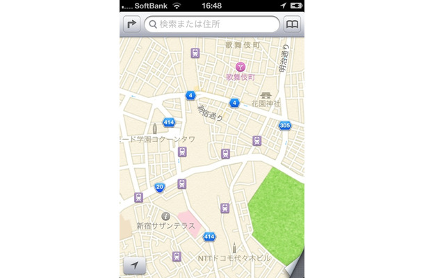 iOS6のマップ。鉄道の駅と線路はかなり拡大しないと表示されない。地下鉄の存在はほぼ無視されている。地下鉄の駅のアイコンは出入り口を示していないどころか、駅の位置としても誤りが多い。